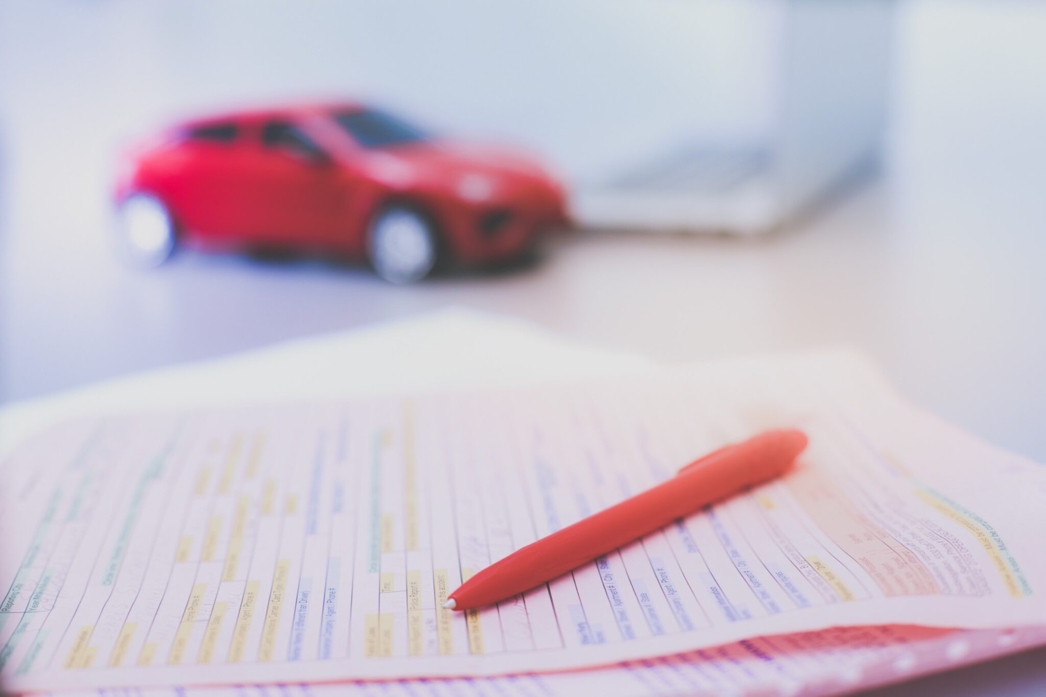 une voiture et des papiers